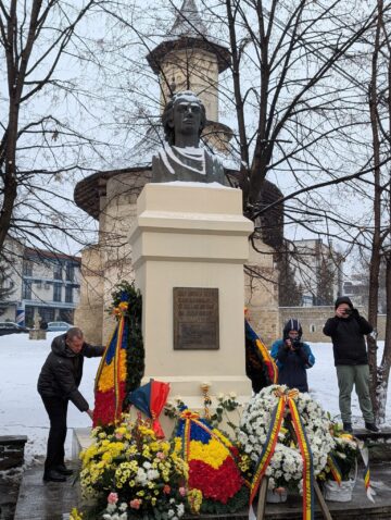 Ziua Culturii Naționale a început în municipiul Suceava cu depunere de coroane de flori și jerbe la statuia lui Mihai Eminescu