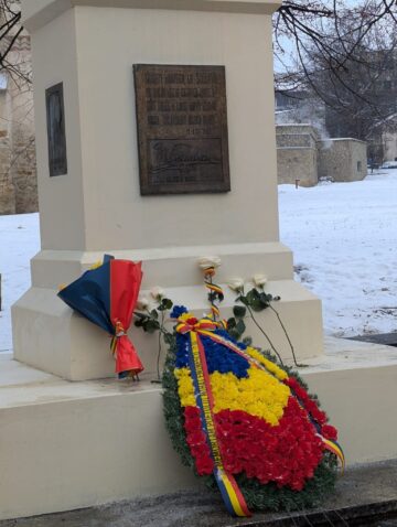 Ziua Culturii Naționale a început în municipiul Suceava cu depunere de coroane de flori și jerbe la statuia lui Mihai Eminescu