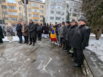 Ziua Culturii Naționale a început în municipiul Suceava cu depunere de coroane de flori și jerbe la statuia lui Mihai Eminescu