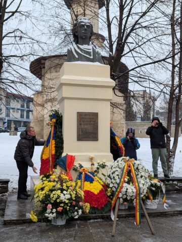 Ziua Culturii Naționale a început în municipiul Suceava cu depunere de coroane de flori și jerbe la statuia lui Mihai Eminescu