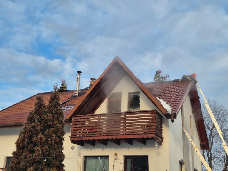 Casa unui profesor din Mitocu Dragomirnei, afectată grav de un incendiu
