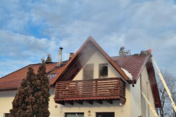 Casa unui profesor din Mitocu Dragomirnei, afectată grav de un incendiu