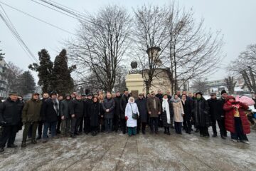 Ziua Culturii Naționale a început în municipiul Suceava cu depunere de coroane de flori și jerbe la statuia lui Mihai Eminescu