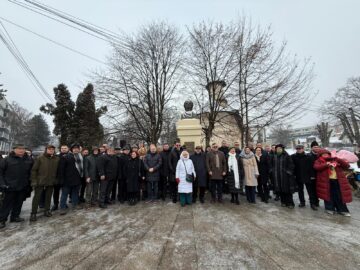 Ziua Culturii Naționale a început în municipiul Suceava cu depunere de coroane de flori și jerbe la statuia lui Mihai Eminescu