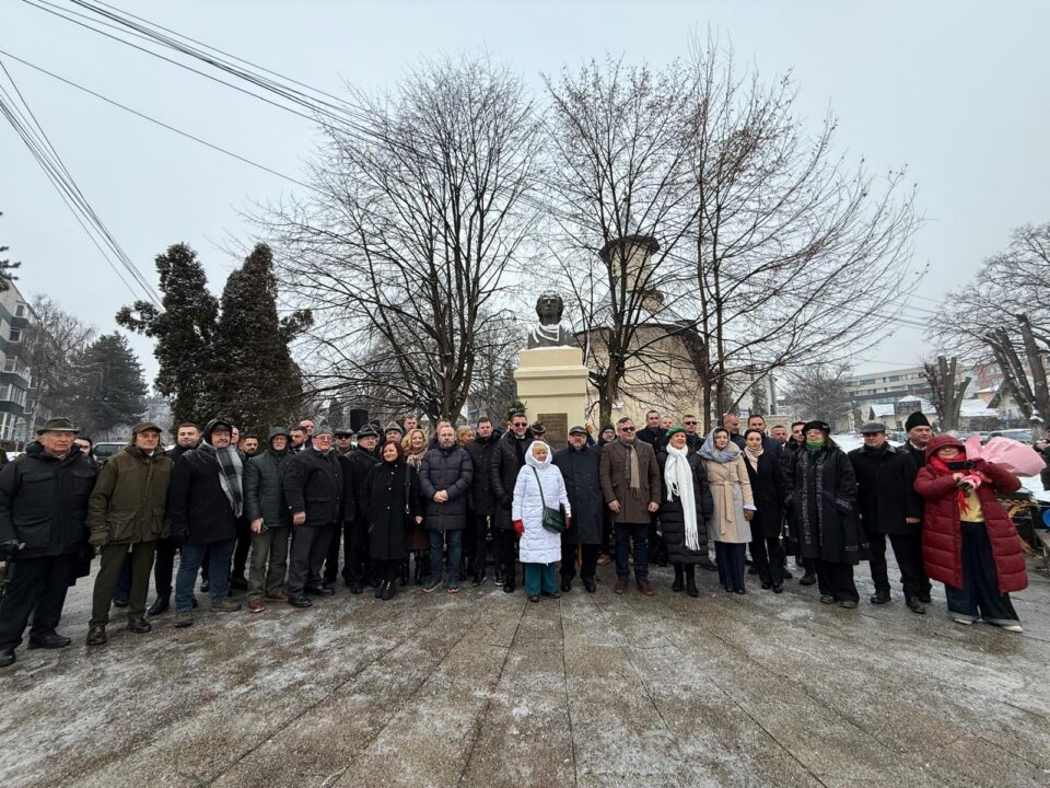 Ziua Culturii Naționale a început în municipiul Suceava cu depunere de coroane de flori și jerbe la statuia lui Mihai Eminescu