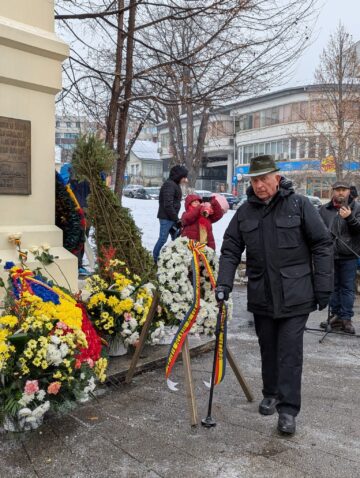 Ziua Culturii Naționale a început în municipiul Suceava cu depunere de coroane de flori și jerbe la statuia lui Mihai Eminescu