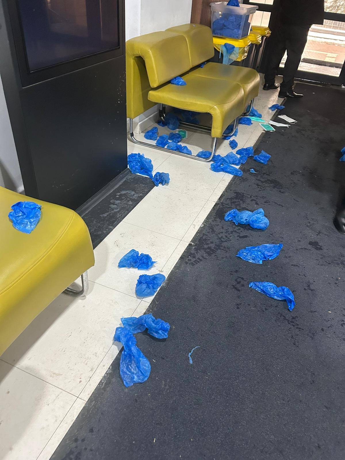 Ce rămâne în urma vizitatorilor la Spitalul Clinic de Urgență din Suceava - Sursa foto FB Agenția Manifest