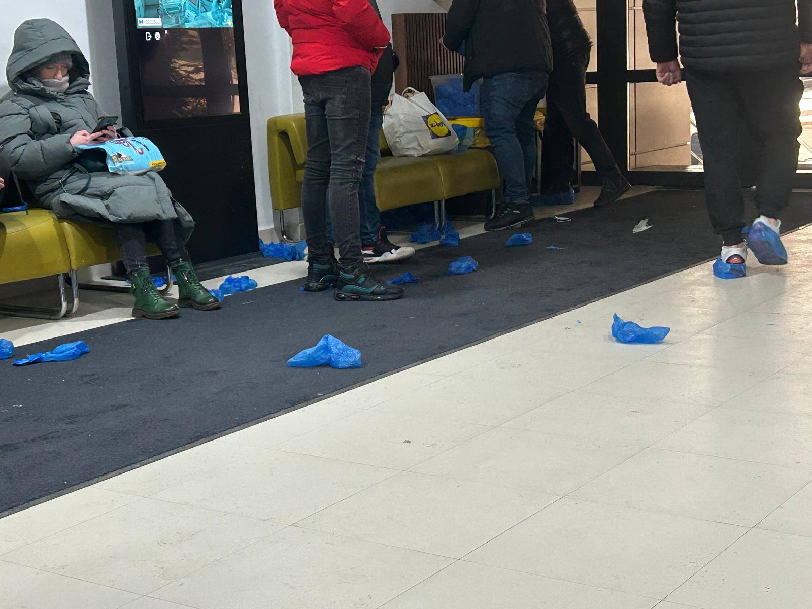 Ce rămâne în urma vizitatorilor la Spitalul Clinic de Urgență din Suceava - Sursa foto FB Agenția Manifest