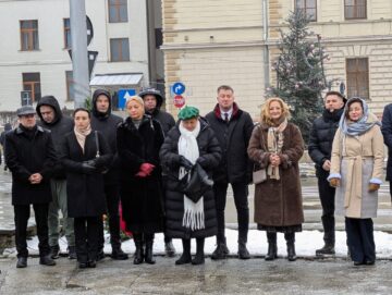 Ziua Culturii Naționale a început în municipiul Suceava cu depunere de coroane de flori și jerbe la statuia lui Mihai Eminescu