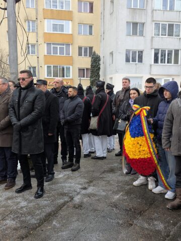 Ziua Culturii Naționale a început în municipiul Suceava cu depunere de coroane de flori și jerbe la statuia lui Mihai Eminescu