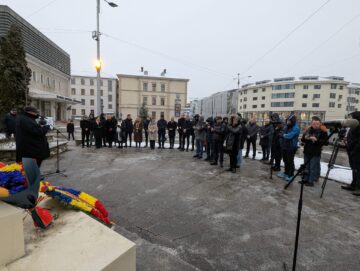 Ziua Culturii Naționale a început în municipiul Suceava cu depunere de coroane de flori și jerbe la statuia lui Mihai Eminescu