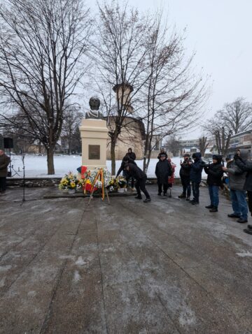 Ziua Culturii Naționale a început în municipiul Suceava cu depunere de coroane de flori și jerbe la statuia lui Mihai Eminescu