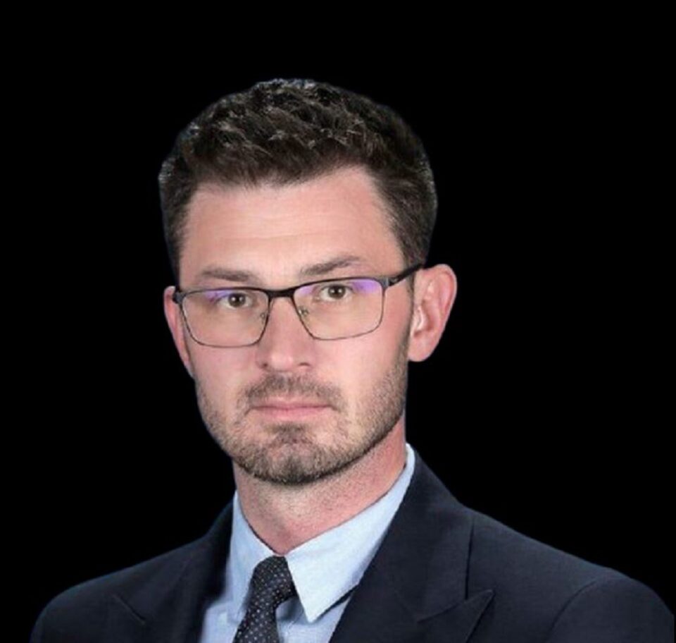 Trei ani de închisoare pentru ultraj față de primar, amenințări și infracțiuni rutiere