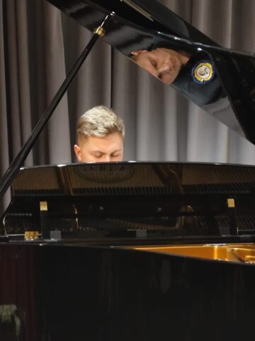 „Eminescu între clape şi metafore”, recital de pian şi poezie, la Colegiul de Artă Suceava