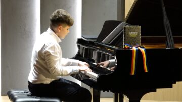 „Eminescu între clape şi metafore”, recital de pian şi poezie, la Colegiul de Artă Suceava