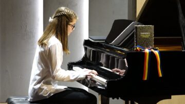 „Eminescu între clape şi metafore”, recital de pian şi poezie, la Colegiul de Artă Suceava