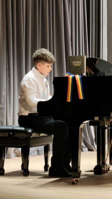 „Eminescu între clape şi metafore”, recital de pian şi poezie, la Colegiul de Artă Suceava
