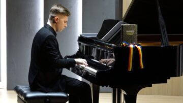 „Eminescu între clape şi metafore”, recital de pian şi poezie, la Colegiul de Artă Suceava