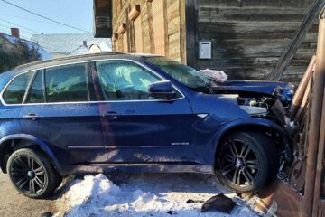 A intrat cu un BMW într-un gard și a fugit, după care a refuzat stabilirea alcoolemiei