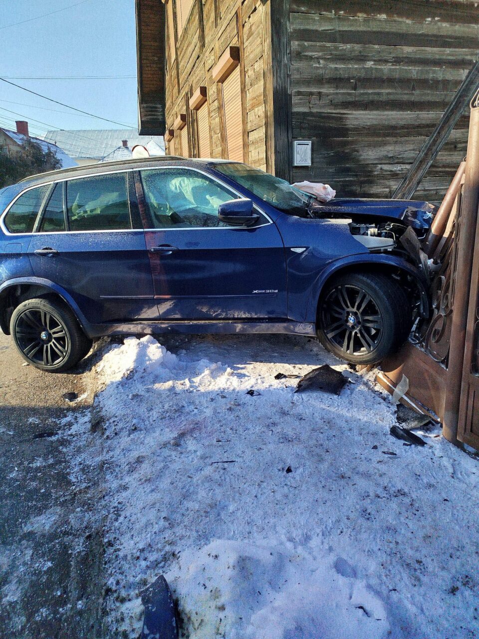 A intrat cu un BMW într-un gard și a fugit, după care a refuzat stabilirea alcoolemiei