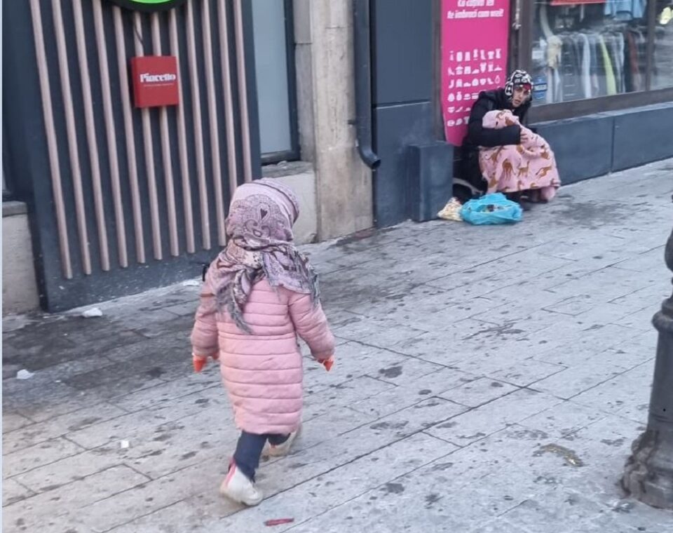 Mame cu copii foarte mici, la cerșit, în centrul Sucevei, pe temperaturi extreme