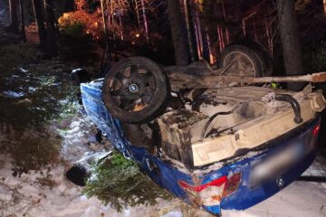 Cinci răniți, după ce un BMW ieșit de pe carosabil s-a răsturnat la marginea fondului forestier