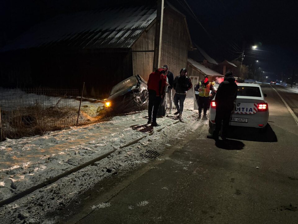 Un șofer care a vrut să fugă de polițiști a intrat pe contrasens și a provocat un accident