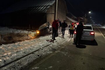 Un șofer care a vrut să fugă de polițiști a intrat pe contrasens și a provocat un accident