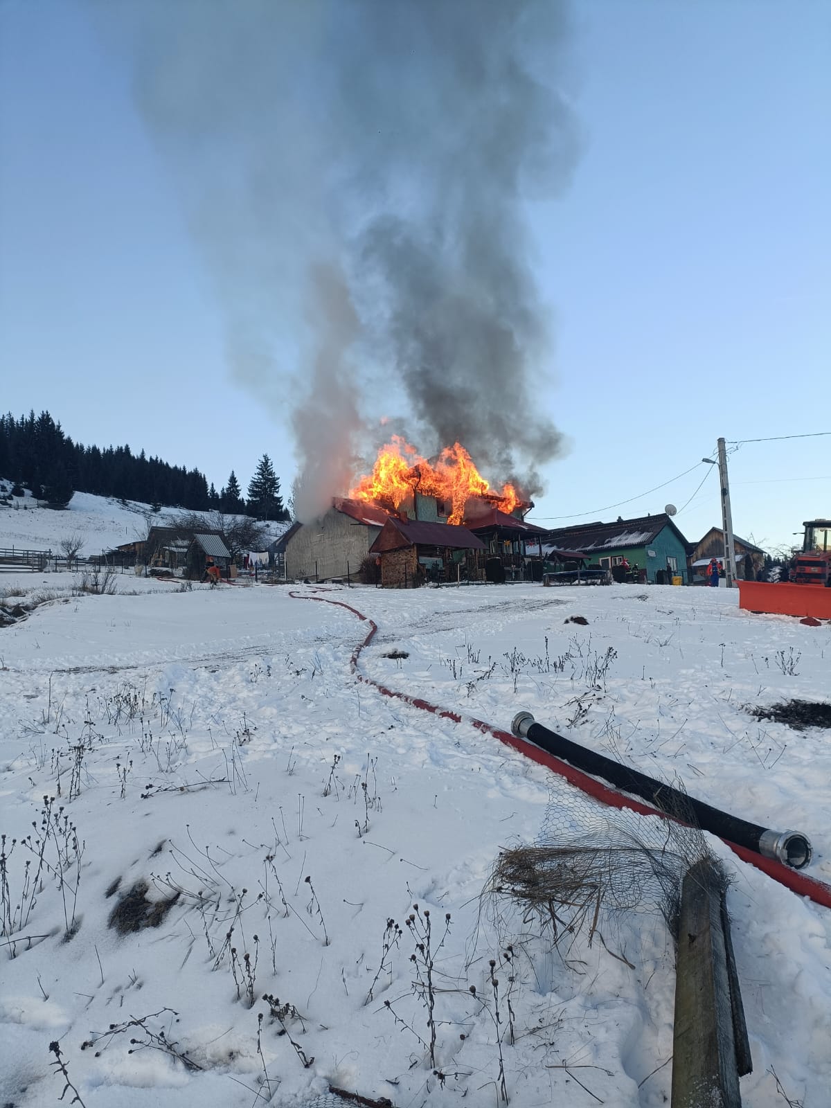Casă de la munte, mistuită de flăcările izbucnite de la acoperiș