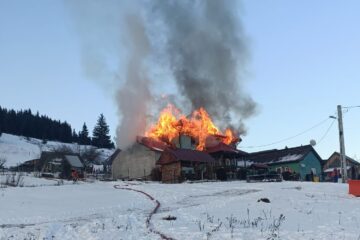 Casă de la munte, mistuită de flăcările izbucnite de la acoperiș
