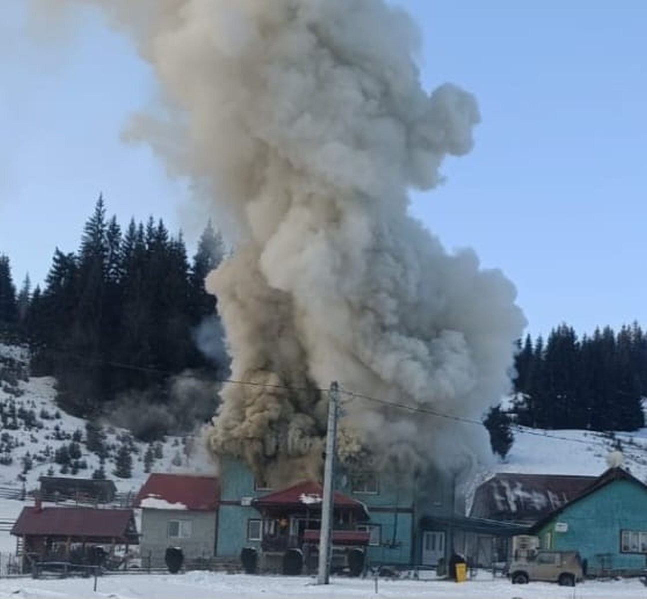 Casă de la munte, mistuită de flăcările izbucnite de la acoperiș