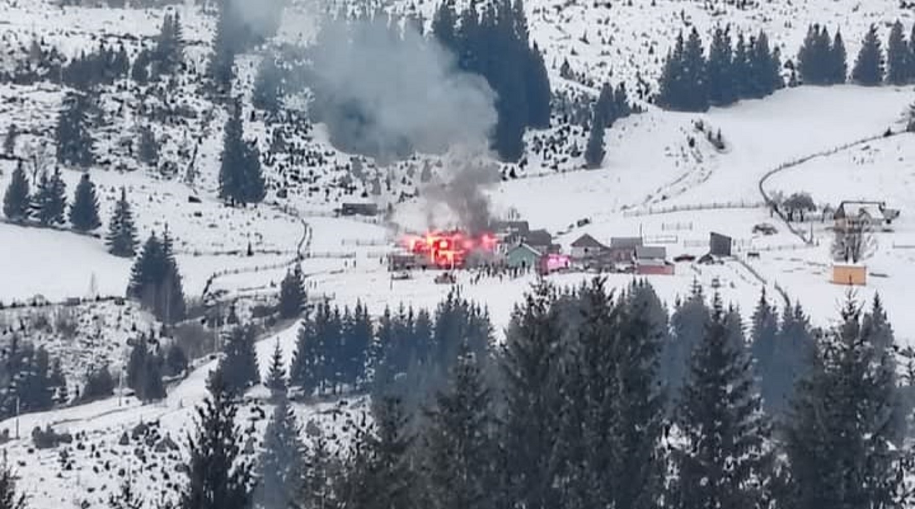 Casă de la munte, mistuită de flăcările izbucnite de la acoperiș