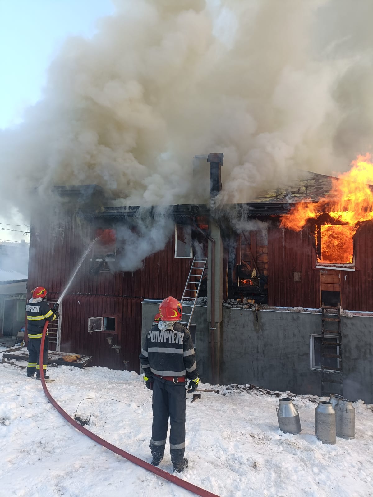 Casă de la munte, mistuită de flăcările izbucnite de la acoperiș