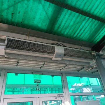 Comercianții de la Piața Mare, alungați din partea de sus a halei de frigul tăios din interior