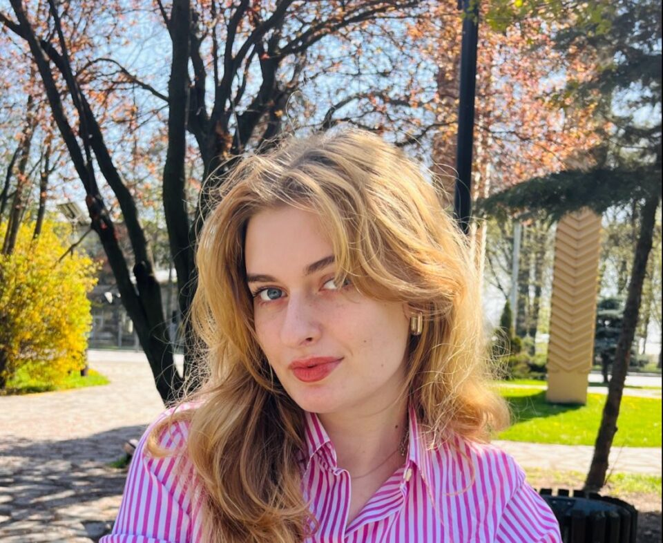 O studentă a Facultății de Litere și Științe ale Comunicării din USV a primit titlul de ,,Tânărul Poet al Anului”