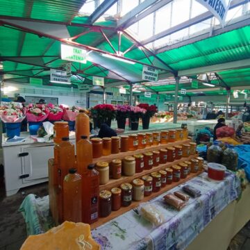 Comercianții de la Piața Mare, alungați din partea de sus a halei de frigul tăios din interior