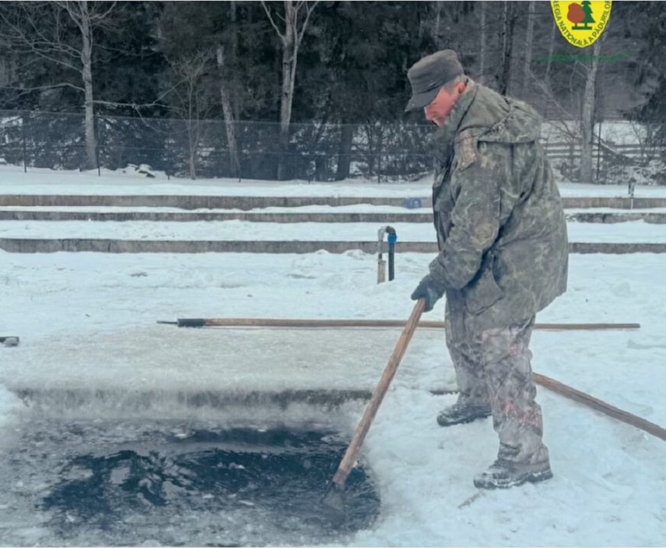 Spargerea stratului gros de gheață format din cauza gerului, necesară pentru supraviețuirea păstrăvilor