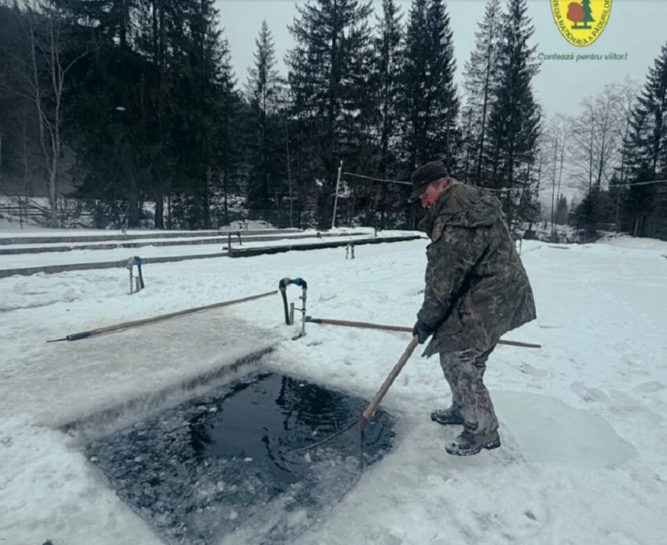 Spargerea stratului gros de gheață format din cauza gerului, necesară pentru supraviețuirea păstrăvilor