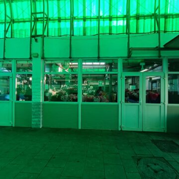 Comercianții de la Piața Mare, alungați din partea de sus a halei de frigul tăios din interior