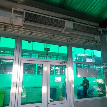 Comercianții de la Piața Mare, alungați din partea de sus a halei de frigul tăios din interior