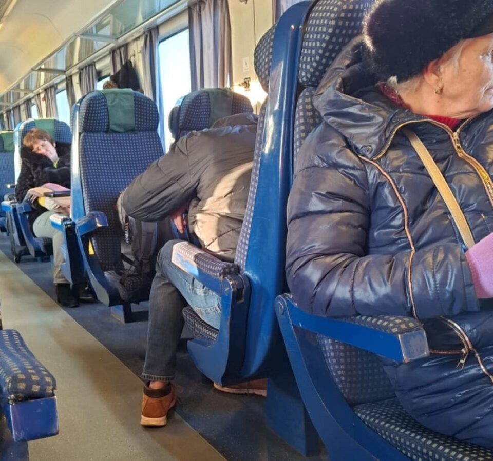 Imagine din trenul cu întârziere enormă