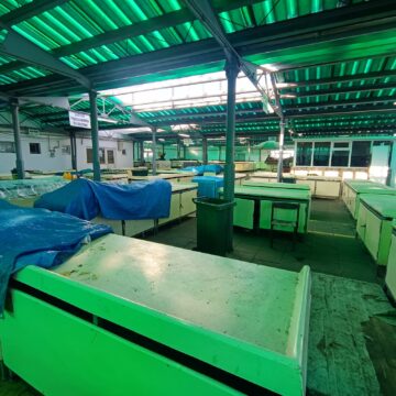 Comercianții de la Piața Mare, alungați din partea de sus a halei de frigul tăios din interior