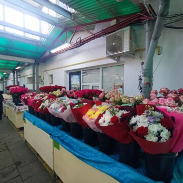 Comercianții de la Piața Mare, alungați din partea de sus a halei de frigul tăios din interior