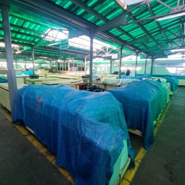 Comercianții de la Piața Mare, alungați din partea de sus a halei de frigul tăios din interior