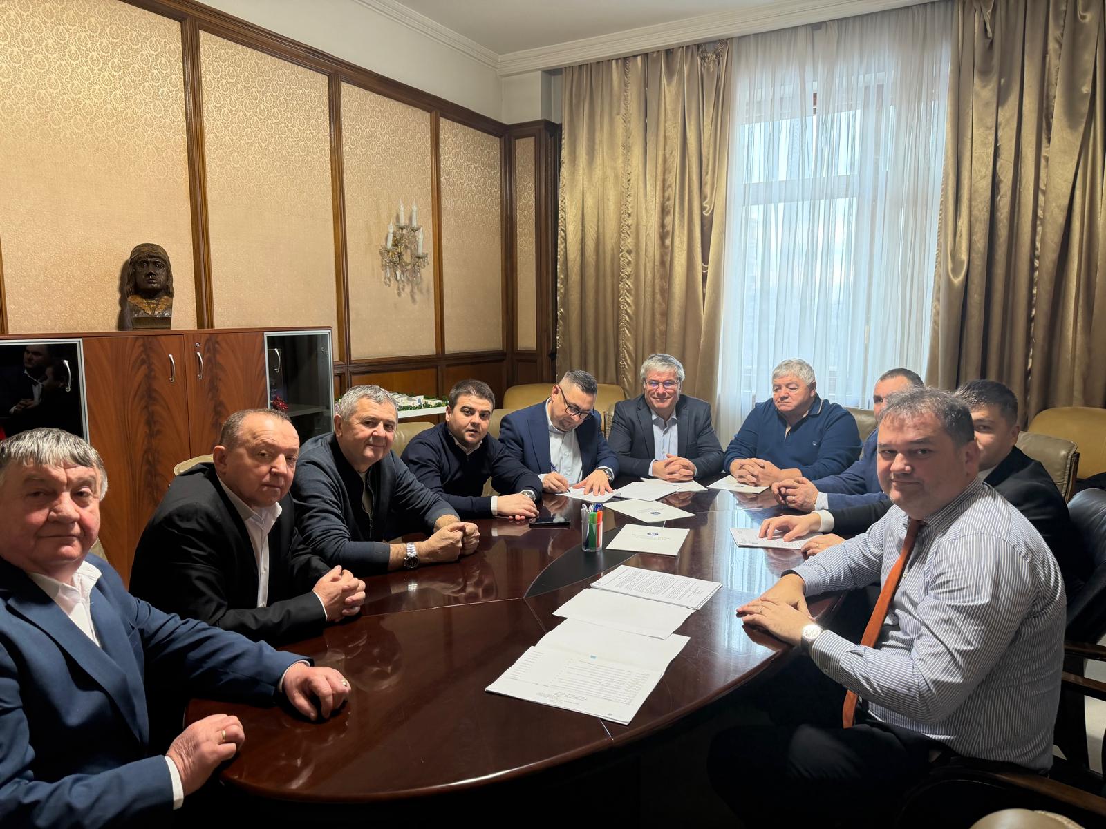 Gheorghe Șoldan a participat alături de primarii din opt localități sucevene la semnarea contractelor pentru construirea de rețele de gaz metan