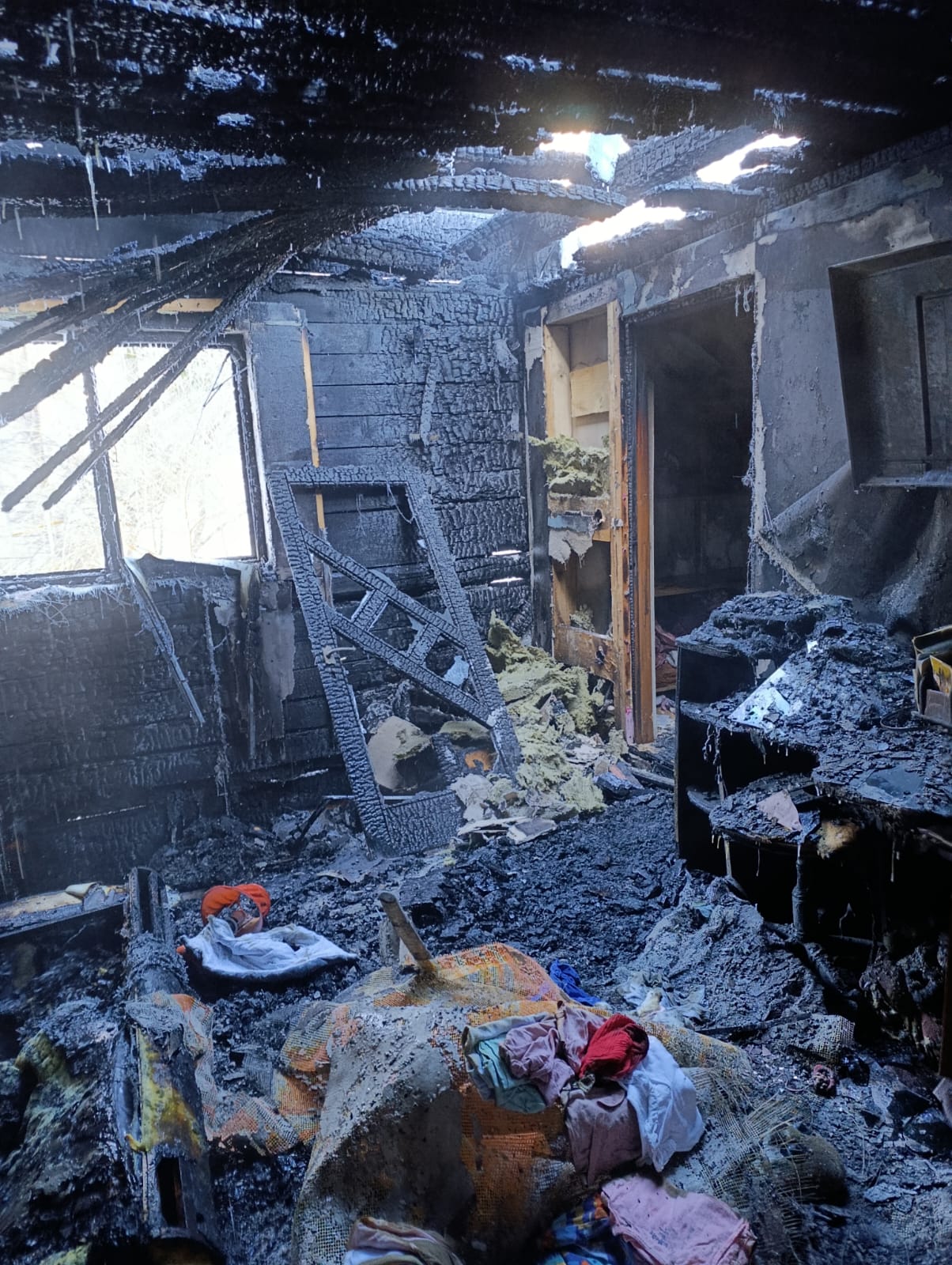 O familie cu mai mulți copii din satul Ciumârna și-a pierdut recent casa și toată agoniseala în urma unui incendiu