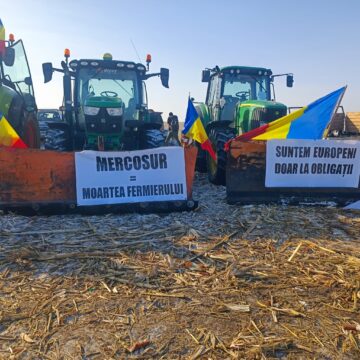 Protest cu tractoare în coloană, cu viteză redusă, pe E 85 Suceava – Fălticeni. Fermierii se îndreaptă spre București