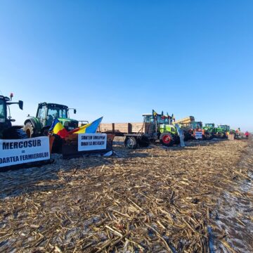 Protest cu tractoare în coloană, cu viteză redusă, pe E 85 Suceava – Fălticeni. Fermierii se îndreaptă spre București