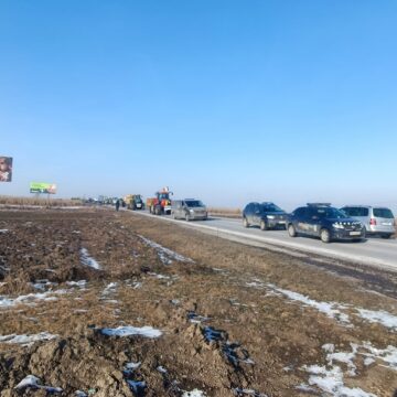 Protest cu tractoare în coloană, cu viteză redusă, pe E 85 Suceava – Fălticeni. Fermierii se îndreaptă spre București