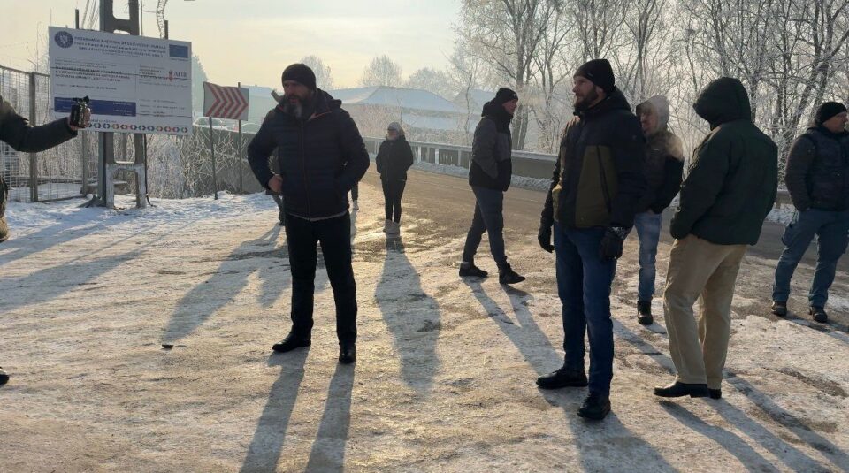 Câteva zeci de oameni din comuna Grămești cer referendum pentru demiterea Consiliului Local